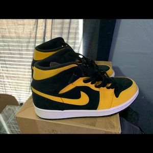 Air Jordan 1 mid reverse love